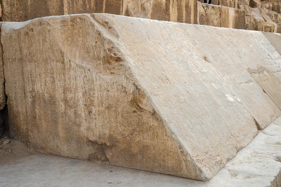 Сохранившаяся облицовка пирамиды Хеопса. Источник фото https://kartazon.ru/plato-giza-egipet/?utm_medium=organic&utm_source=yandexsmartcamera