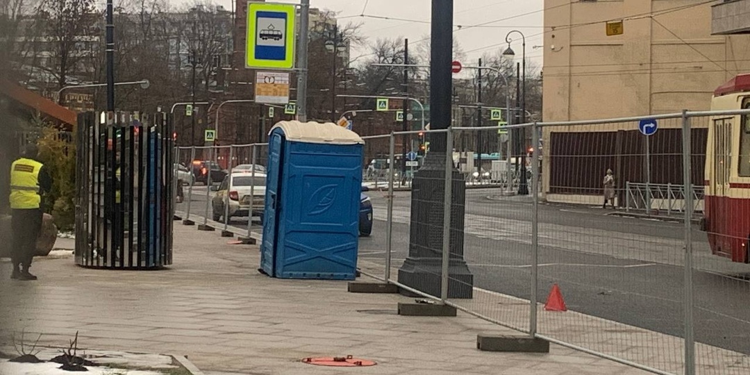 Больше ста биотуалетов установят в Петербурге к 9 мая