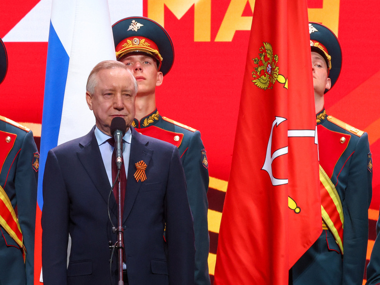     Александр Беглов выступил с поздравлениями в честь Дня Победы на сцене БКЗ «Октябрьский». Фото: пресс-служба Смольного.