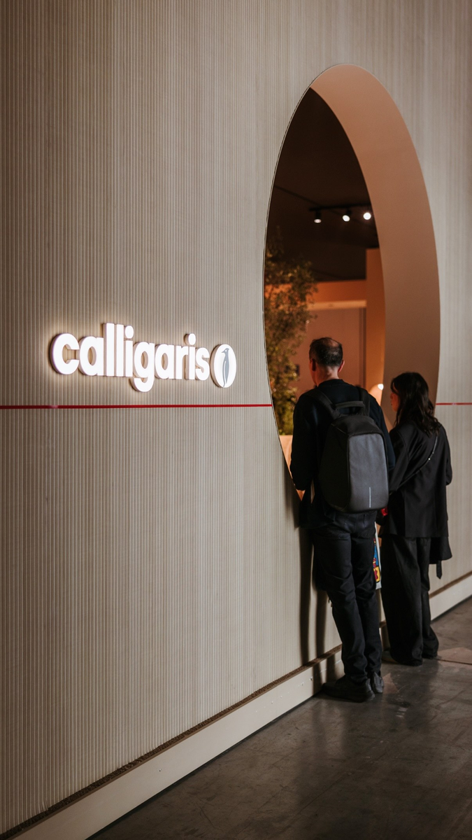 Фирменная «красная нить» стала важной частью экспозиции Calligaris.