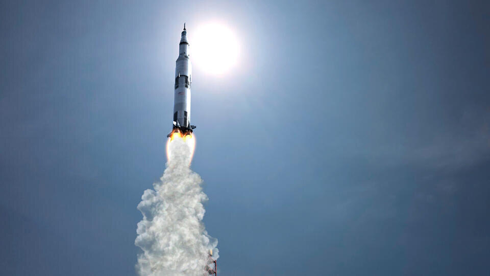     Экипаж "Аполлона-11" видел загадочные кольца по пути к Луне CJ GUNTHER/EPA/TASS