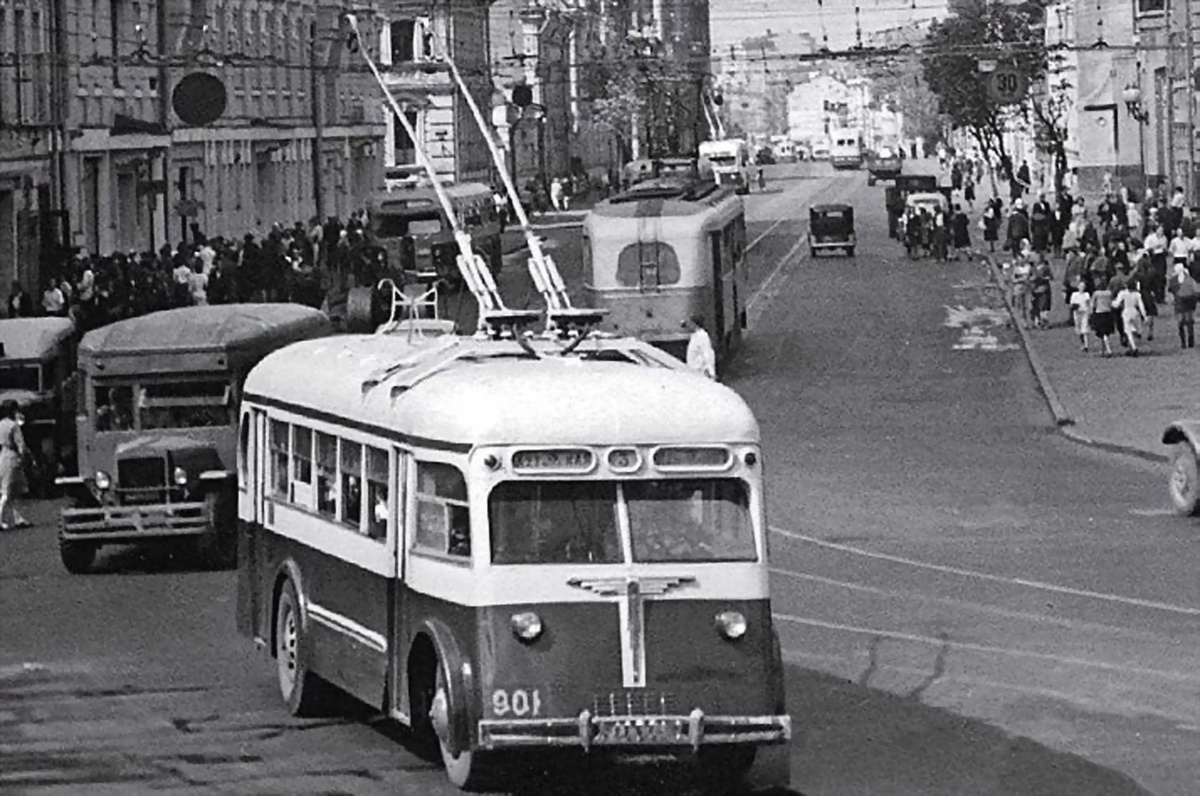 Уже нам знакомый МТБ-82А с 901 номером на кузове работает на маршруте №3 и едет по улице Чехова (сейчас это Малая Дмитровка). Фотография сделана в конце 1940-х годов

