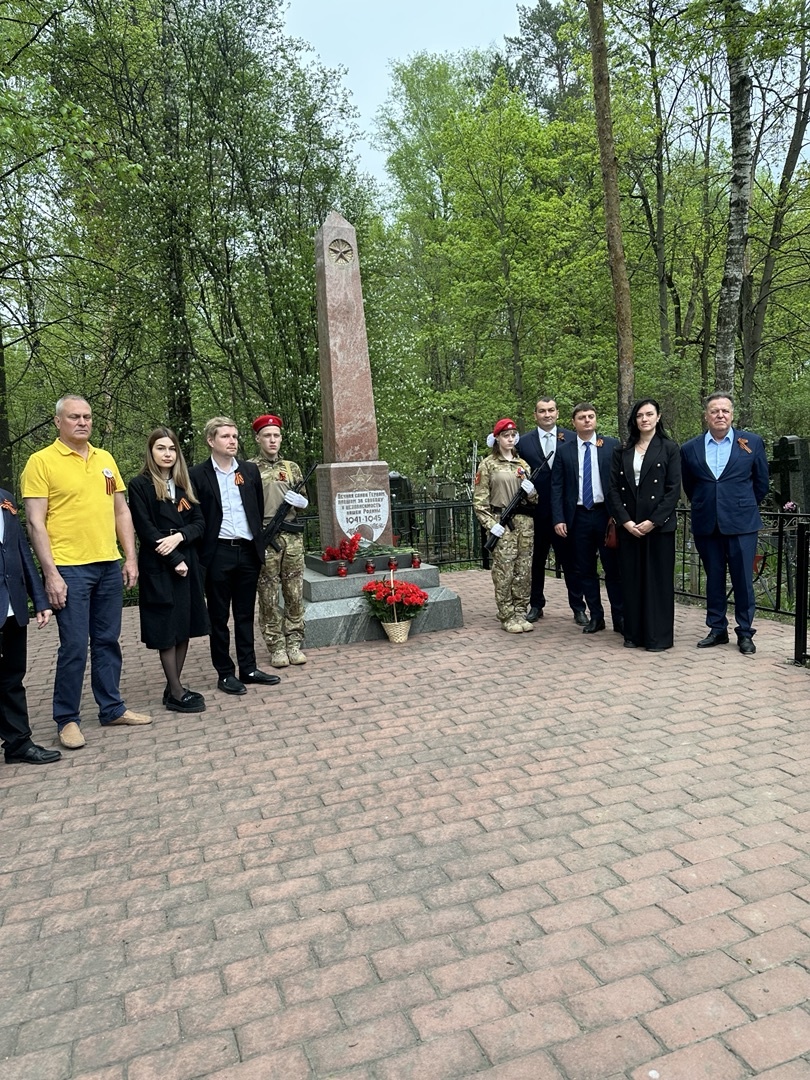 сотрудники ГБУ МО "ЦМУ " возложили цветы к монументу