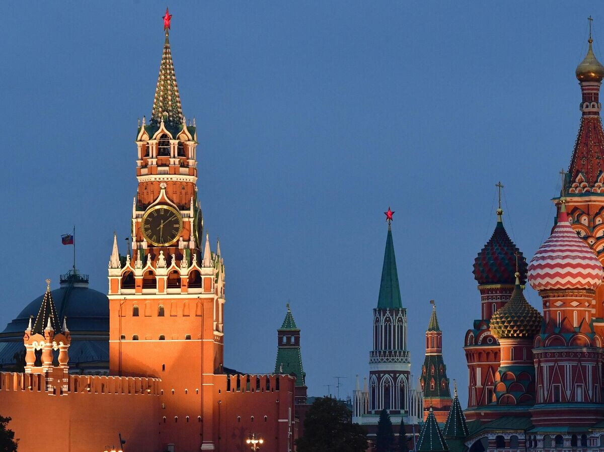    Спасская башня Московского Кремля и Покровский собор | © РИА Новости / Алексей Майшев