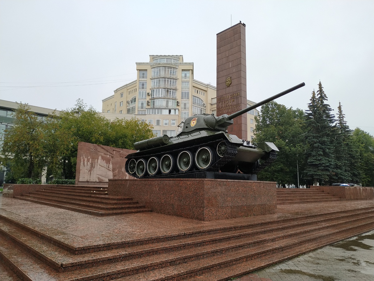 Памятник воинам Уральского добровольческого танкового корпуса