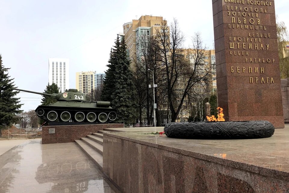 Памятник воинам Уральского добровольческого танкового корпуса