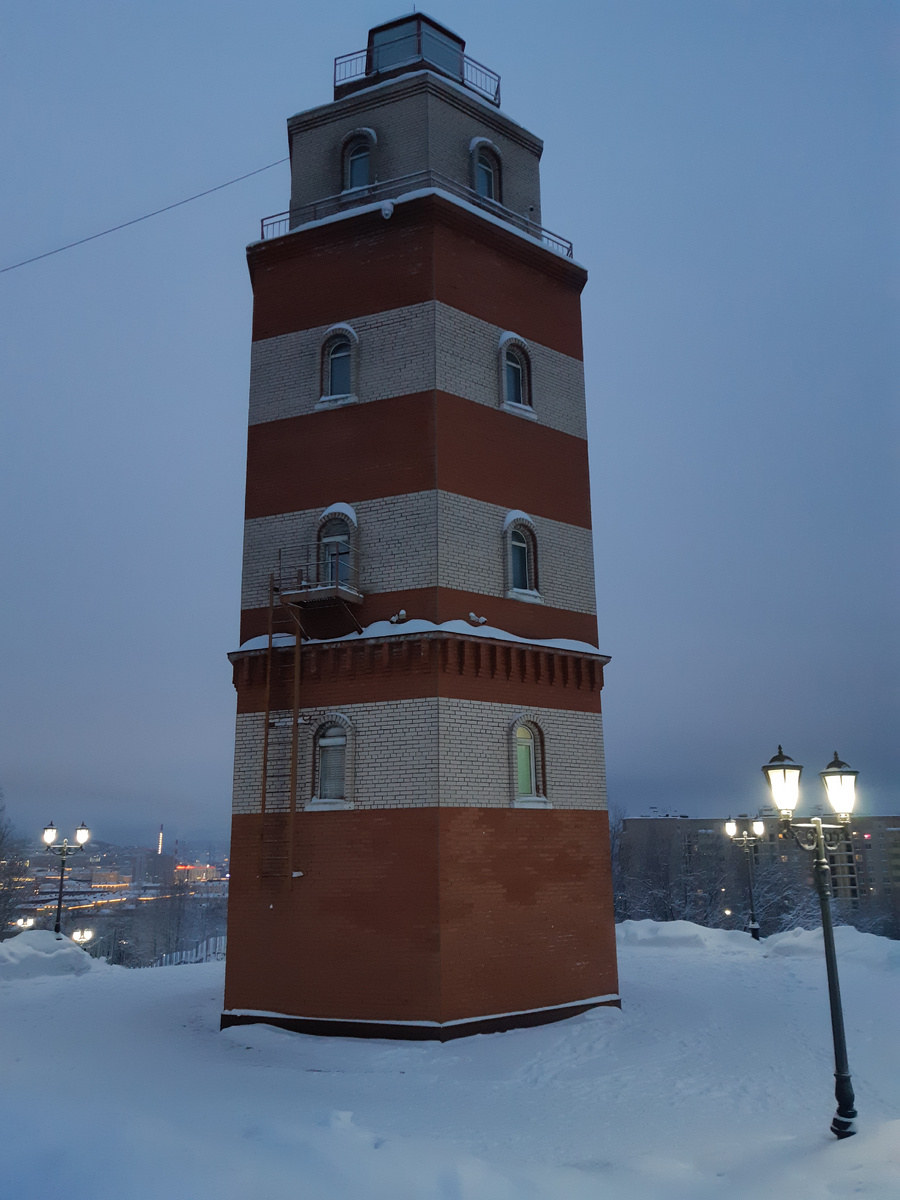 Мурманск. Мемориал «Морякам, погибшим в мирное время». Маяк. Фото автора статьи