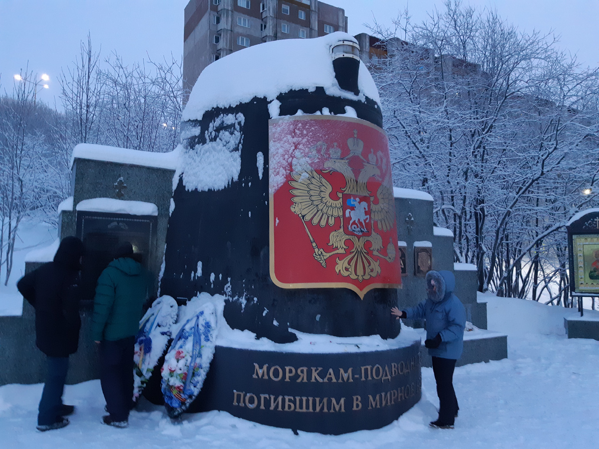 Мурманск. Мемориал «Морякам, погибшим в мирное время». Фрагмент рубки подводной лодки «Курск»Фото автора статьи