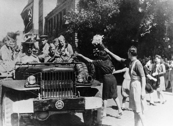 Жители Софии приветствуют части Красной Армии, вступающие в город.. 1944 г. (Фотография предоставлена РИА Новости)