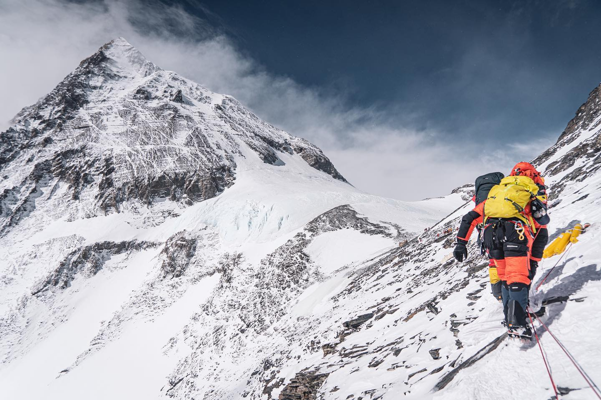 Шерпы приближаются к Южному седлу на Эвересте. Фото: Seven Summit Treks