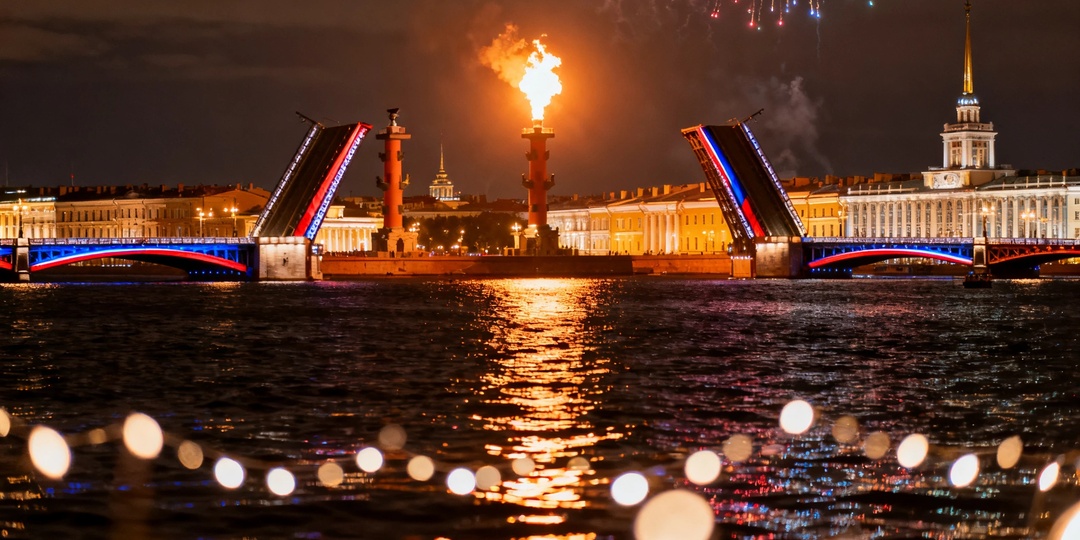 В Петербурге трижды зажгут факелы Ростральных колонн 9 мая