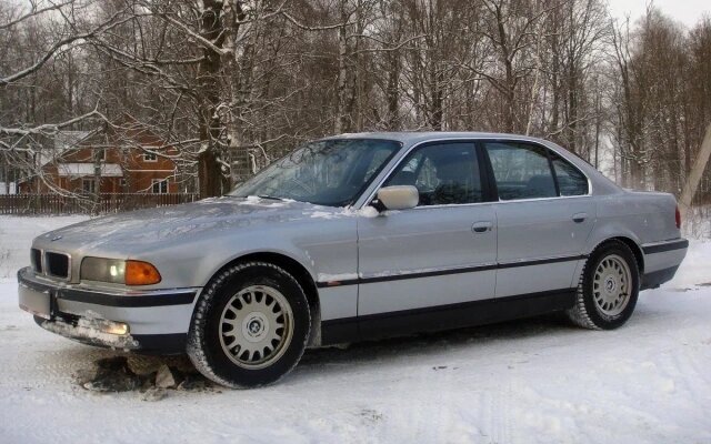 BMW 735i (Фото: Autonews)