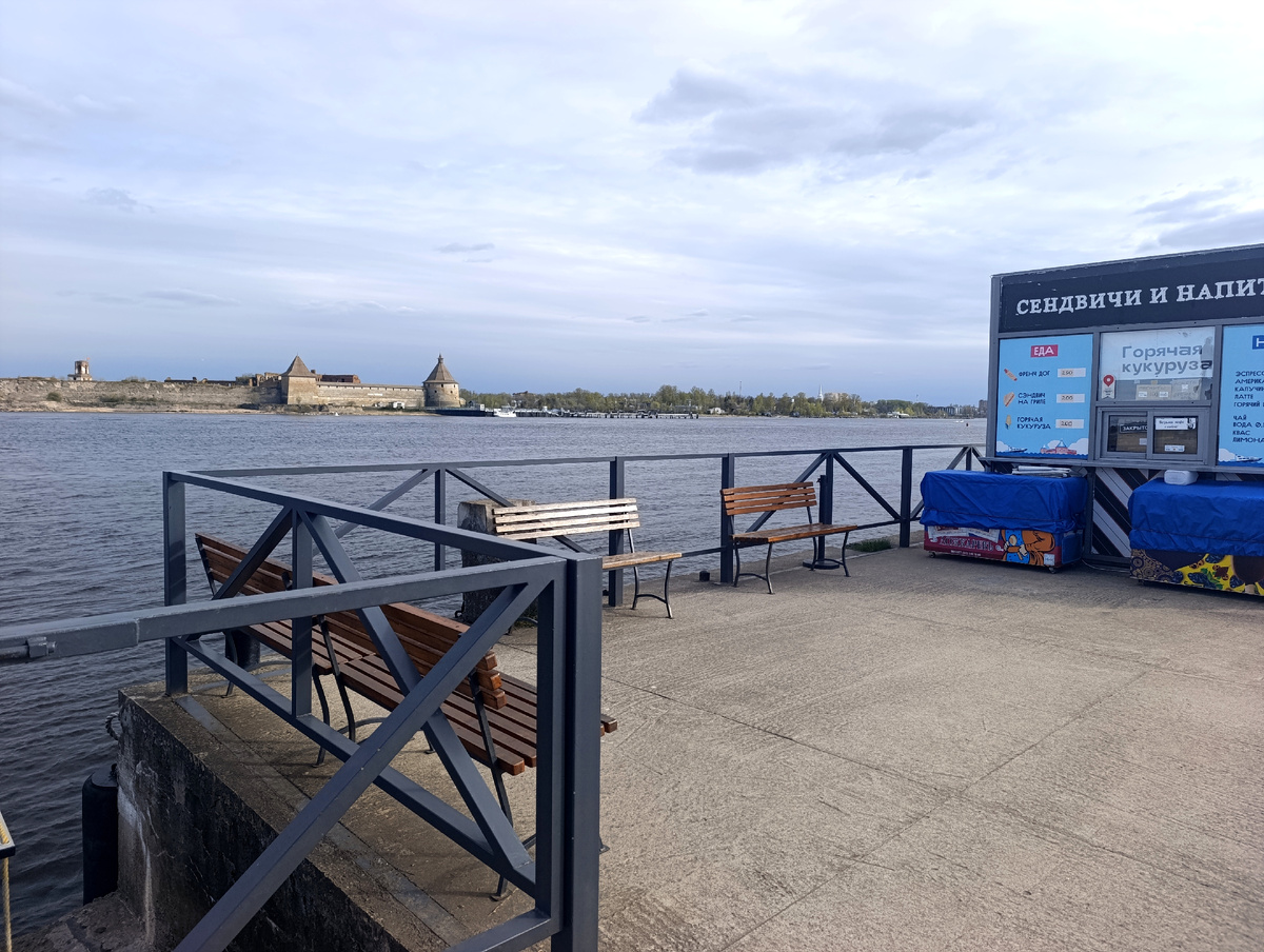 Всё фото автора. Вид на крепость с нашей пристани в Морозовке. 