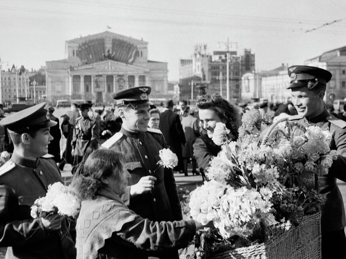    Великая Отечественная война 1941-1945 гг. 9 мая 1945 года - День Победы. Советские летчики на площади Революции в Москве | © РИА Новости / Михаил Рунов