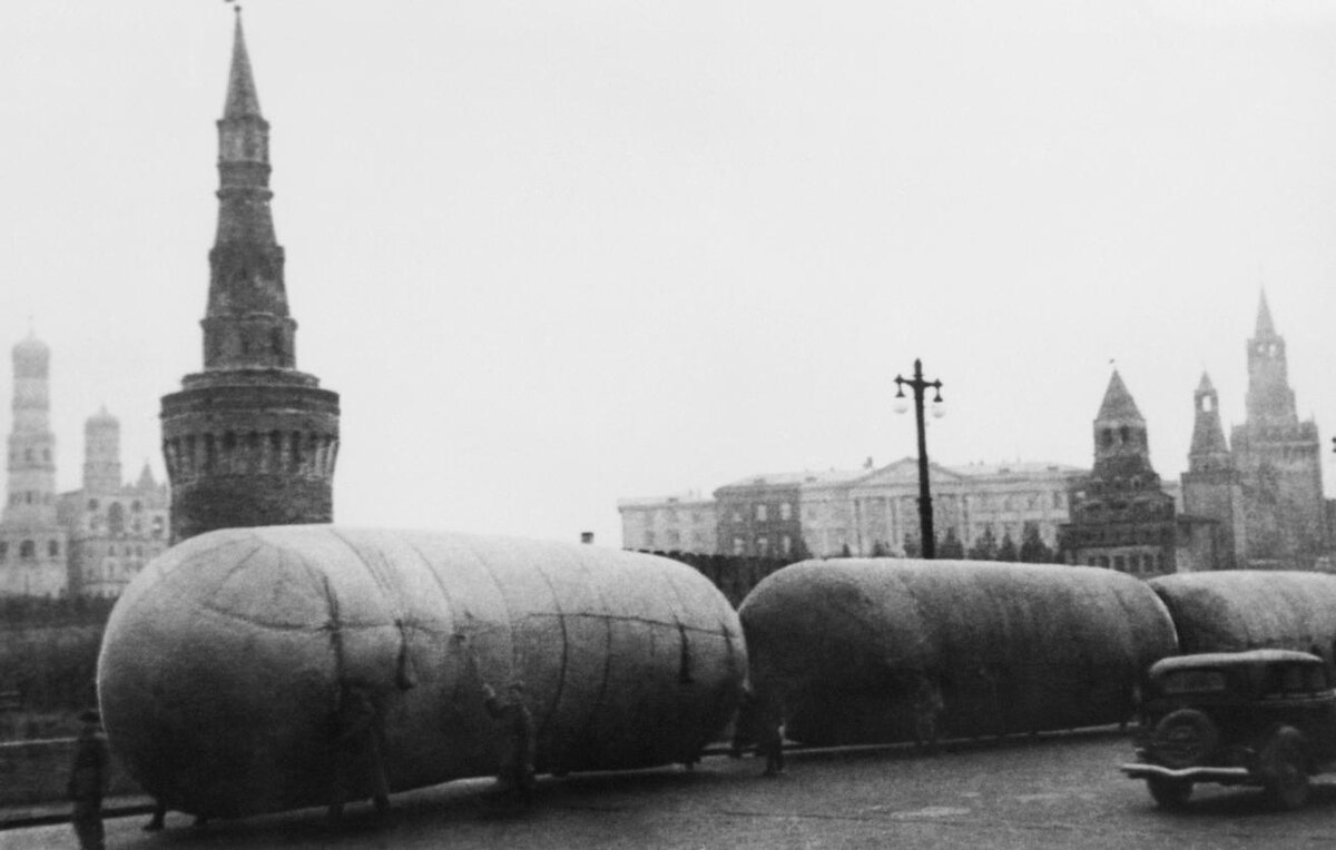 Аэростаты ПВО на Москворецком мосту, 1941 год © Наум Грановский/ Фотохроника ТАСС