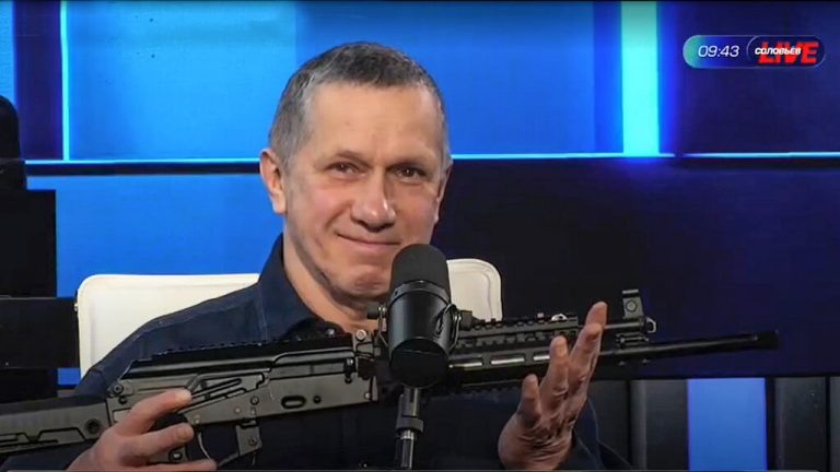 Заместитель председателя правительства РФ Юрий Трутнев с автоматом АК-12+ в эфире программы «Соловьёв Лайф»