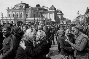 «Девушки целуют танкиста и увлекают в пляс»: как и где отмечали в Омске 9 мая 1945 года