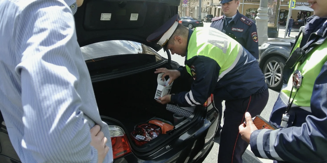 Можно ли законно отказать инспектору ДПС в досмотре автомобиля? Знакомый юрист разложил по полочкам