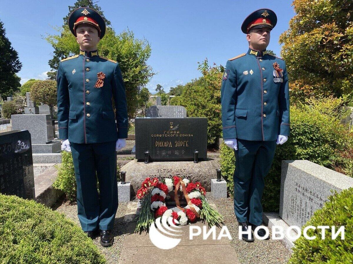    Дипломаты из России и иностранных государств возложили цветы на могилу разведчика Рихарда Зорге | © РИА Новости