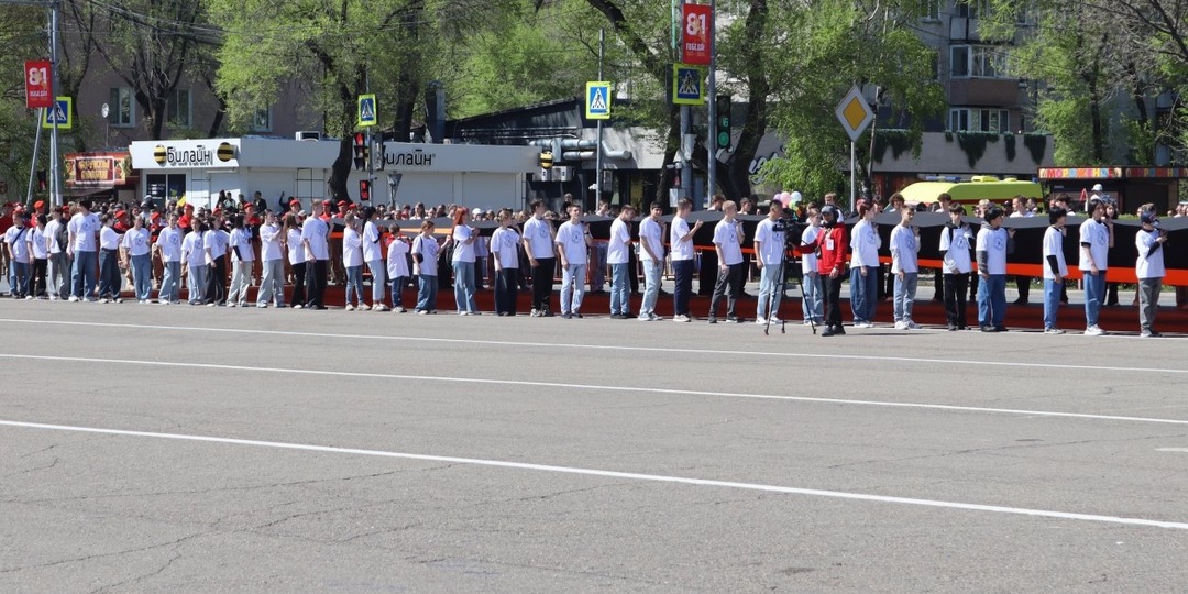 Гигантскую Георгиевскую ленту пронесли по площади Уссурийска в День Победы