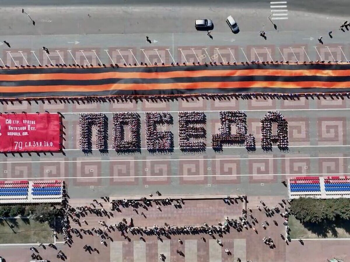    Более 1000 человек выстроились в слово "Победа" в центре Улан-Удэ на площади Советов | © Алексей Цыденов/Telegram