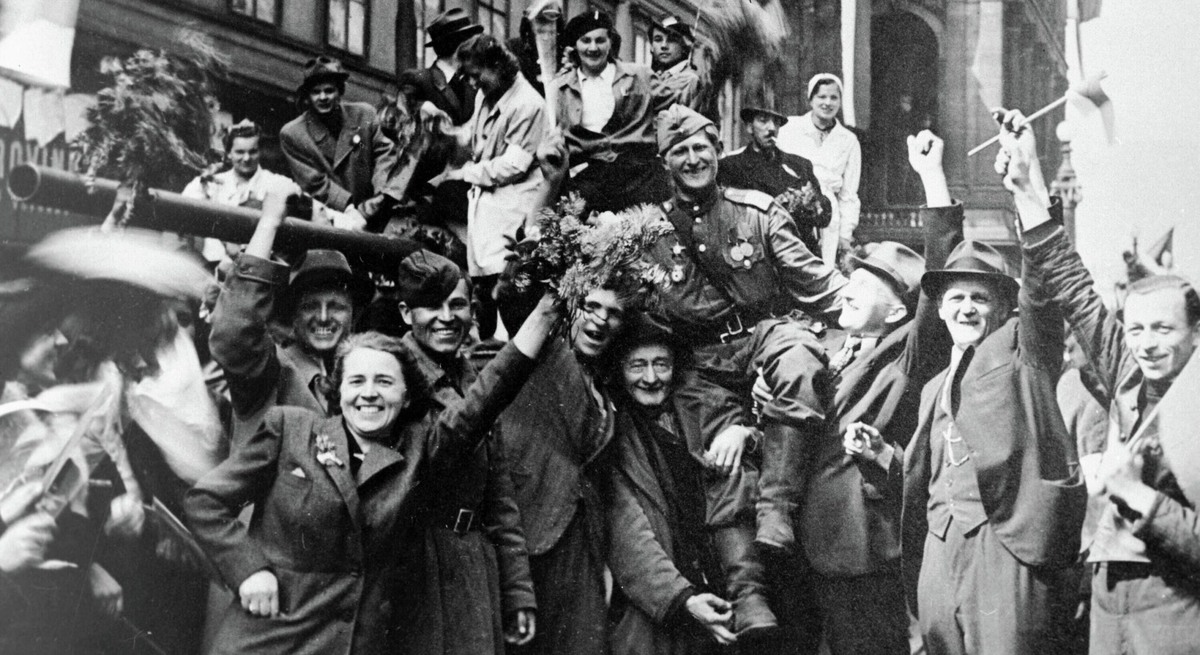    Прага встречает своих освободителей 9 мая 1945 г.