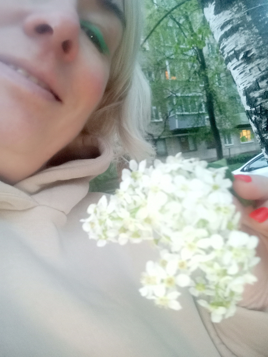 Вчера шла с работы. Ко мне подбежала девочка и со словами:"Это вам" подарила душистый букетик черёмухи.