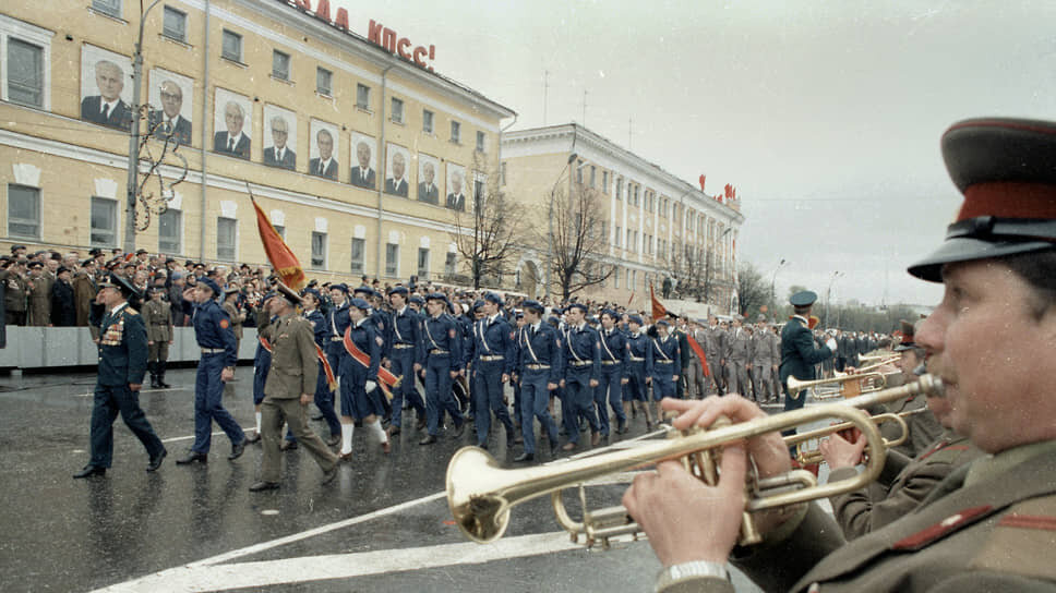 9 мая 1985 года. Парад, прошел на площади Минина и Пожарского.📷Фото: Владимир Войтенко / Из фондов РМФ