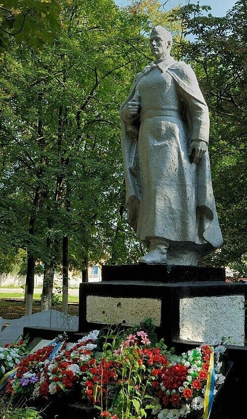    Памятник над братской могилой, в которой похоронен Николай Бударин (Дымер, Киевская область, Украина)   В.Власенко, CC BY-SA 3.0