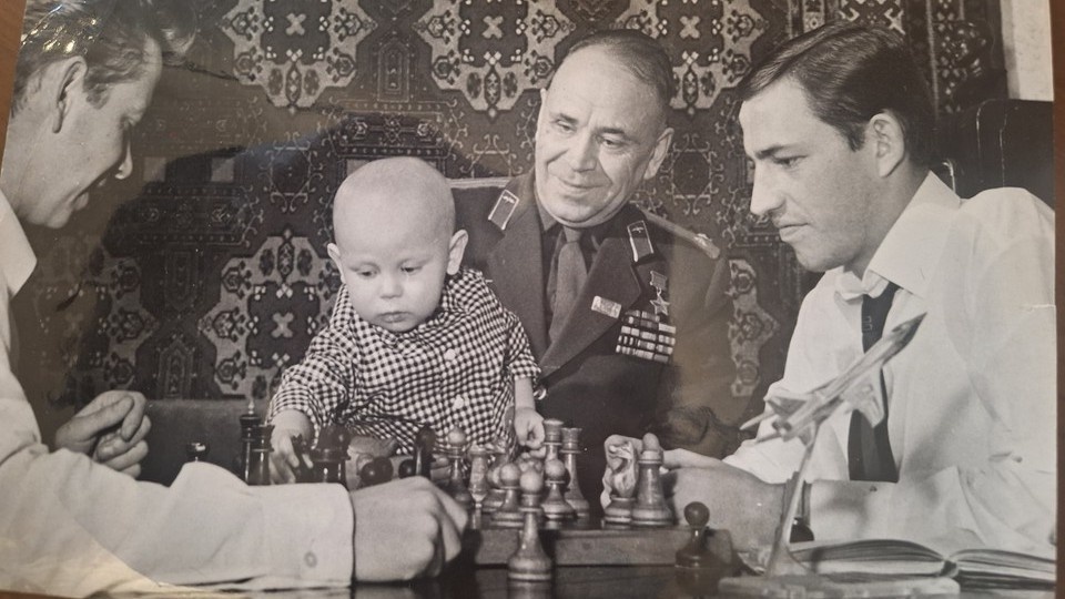   Три поколения Ковзанов: Борис Иванович, Евгений Борисович, Борис Борисович и Геннадий Борисович.