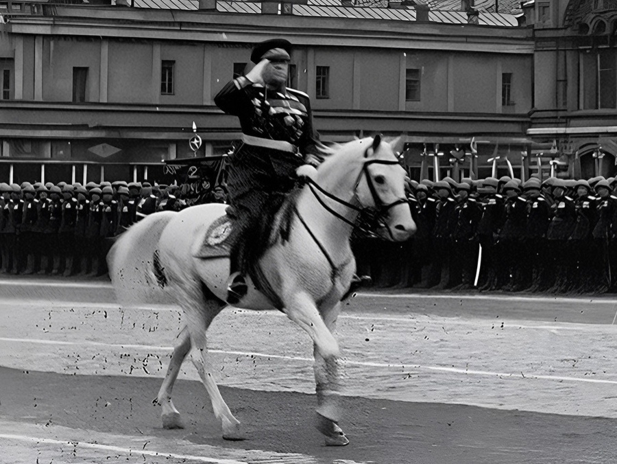 Маршал Георгий Жуков верхом на Кумире