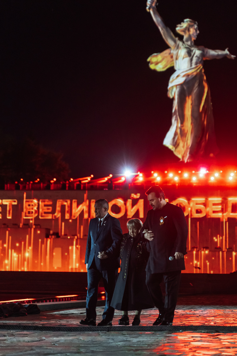 Александра Пахмутова на празднике «Свет Великой Победы» в Волгограде 7 мая 2026 года. Организаторы: Правительство Волгоградской области, Dream lazer, Дзен. Фото: Андрей Орехов