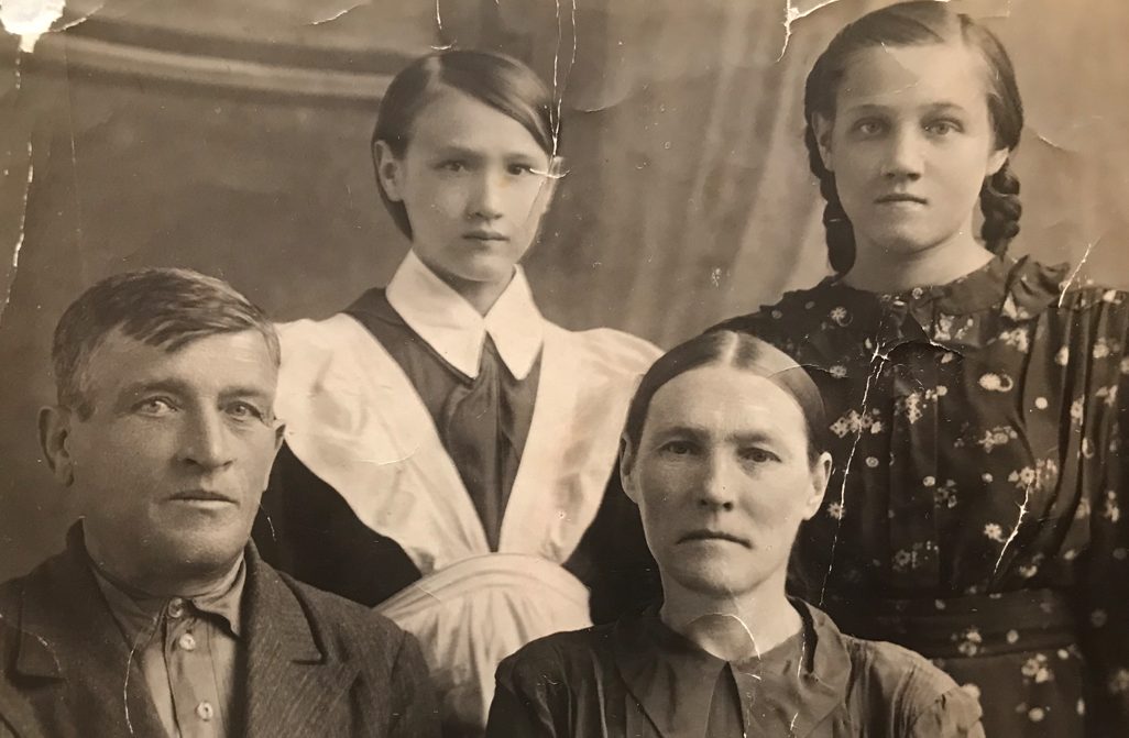 Слева направо: мой дедушка, моя мама, моя бабушка, моя тетя. Фото из архива автора