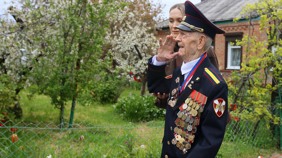 Петр Голышкин родился в 1925 году в селе Ивановка Тамбовской области, и прошлым летом отметил 100-летний юбилей. На фронт он ушел добровольцем вслед за отцом в январе 1943-го — Петру Голышкину тогда было всего 17 лет. Спустя два года солдат дошел до Берлина и расписался на стене Рейхстага.📷Фото: Василий Дерюгин / Коммерсантъ