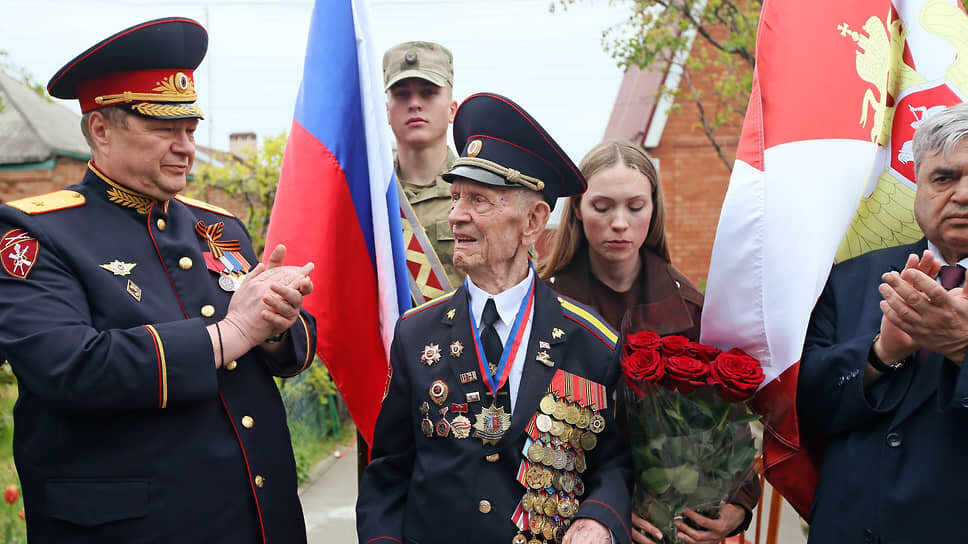 С наступающей 81-ой годовщиной Победы в Великой Отечественной войне Петра Голышкина (в центре) поздравил начальник Управления Росгвардии по Ростовской области генерал-майор полиции Владимир Жигула (слева). По воспоминаниям ветерана, в военные годы сначала он помогал в тылу: обеспечивал армию продовольствием. Затем прошел обучение недалеко от Сталинграда и принял участие в Курской битве. Под Сталинградом среди бойцов проезжающего состава встретил ненадолго отца — это была их последняя встреча.📷Фото: Василий Дерюгин / Коммерсантъ