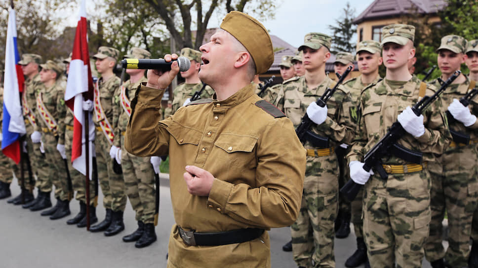 В военное время Петр Голышкин оказался в числе тех, кто обеспечивал безопасность Берлинской конференции — последней встречи глав СССР, США и Великобритании. На фото: участники акции исполняют военные песни для ветерана.📷Фото: Василий Дерюгин / Коммерсантъ