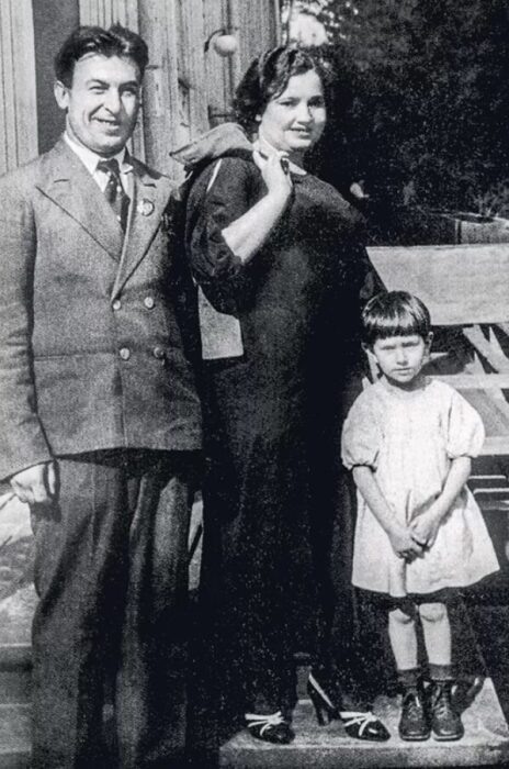 Инна Ульянова в детстве с родителями.