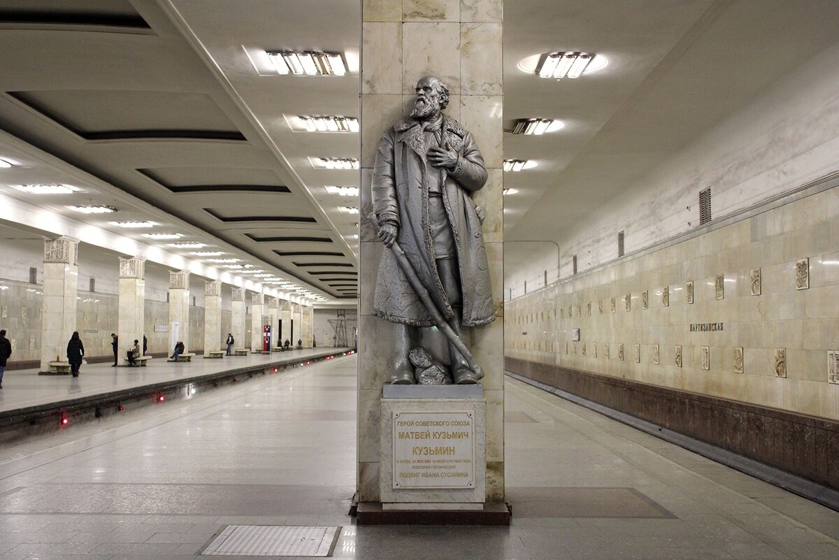 Памятник Матвею Кузьмину на станции метро Партизанская в Москве. Автор Матвей Манизер 