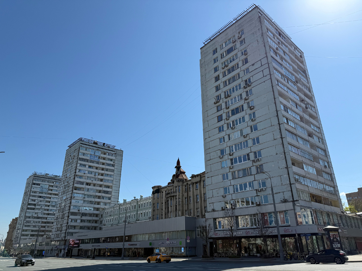 Немного другой ракурс, на котором видно старую сохранившуюся застройку улицы, 2026. Фото моё.