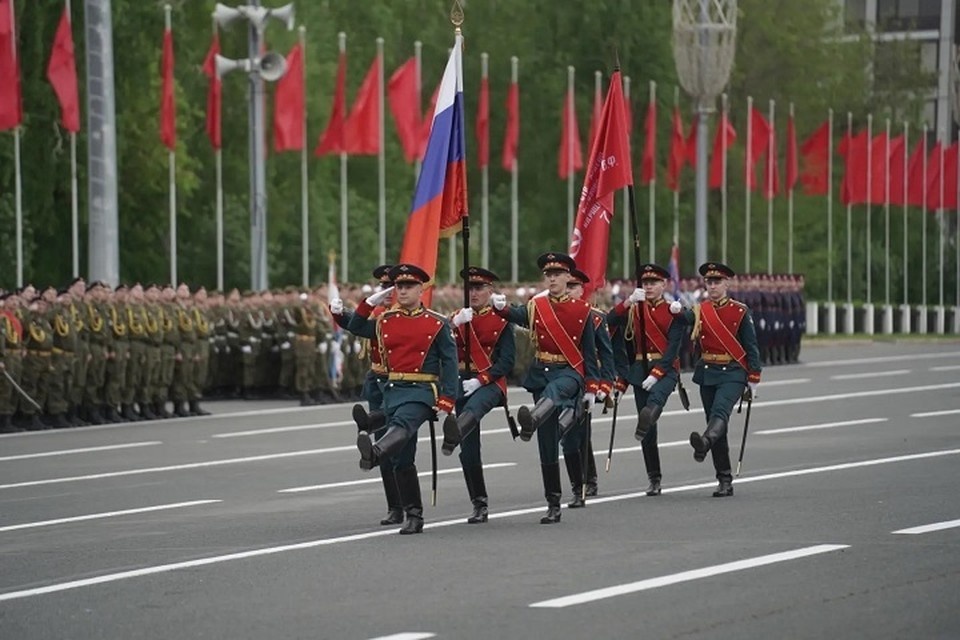   Парад Победы состоялся на площади Куйбышева в Самаре. Светлана МАКОВЕЕВА