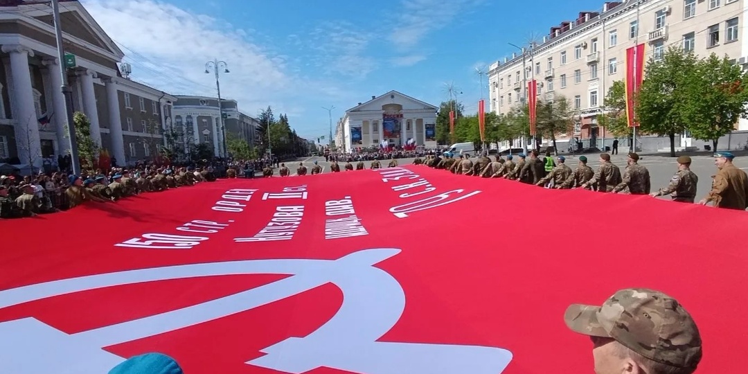 Участники СВО прошли со знаменем Победы по центральной площади в Кургане