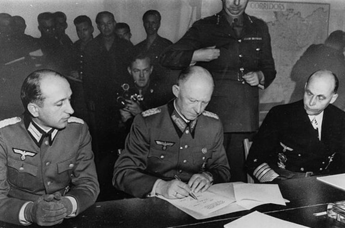 Альфред Йодль подписывает акт о капитуляции в Реймсе, 7 мая 1945 года
