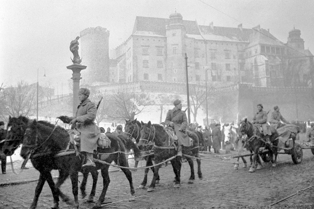    Освобождение Польши от немецко-фашистских захватчиков. Конная артиллерия Красной Армии проходит у стен Вавеля в Кракове. / В. Накаряков/РИА Новости