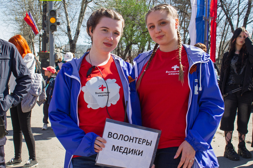     Помимо волонтеров Победы на шествие также работали и медики-добровольцы, готовые при необходимости прийти на помощь / Борис Кокурин