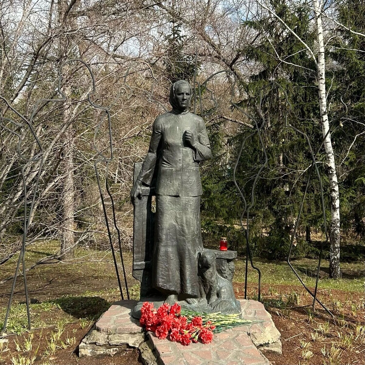    Памятник солдатской матери А. А. Ларионовой в Выставочном сквере   gorod55.ru