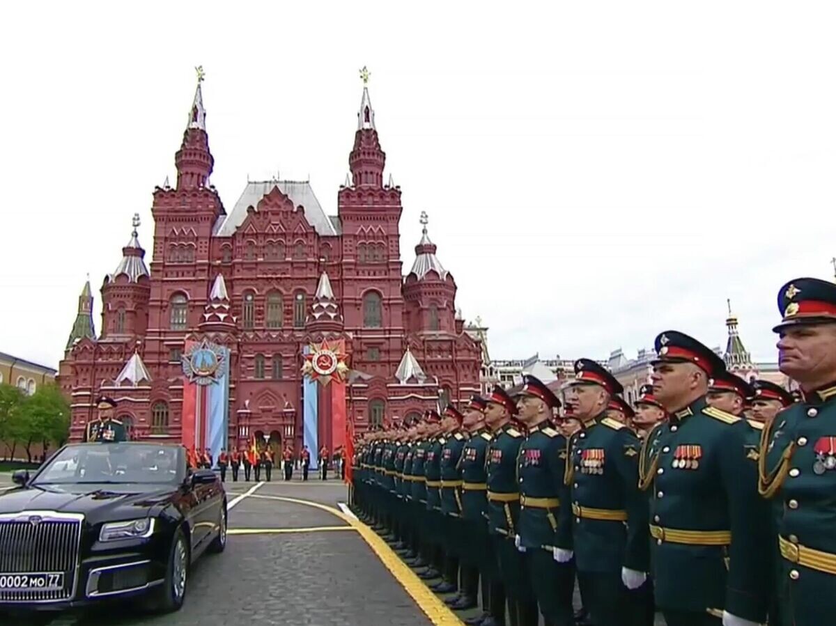    Военнослужащие на военном параде, посвященном 81-й годовщине Победы в Великой Отечественной войне, на Красной площади в Москве. Кадр трансляции