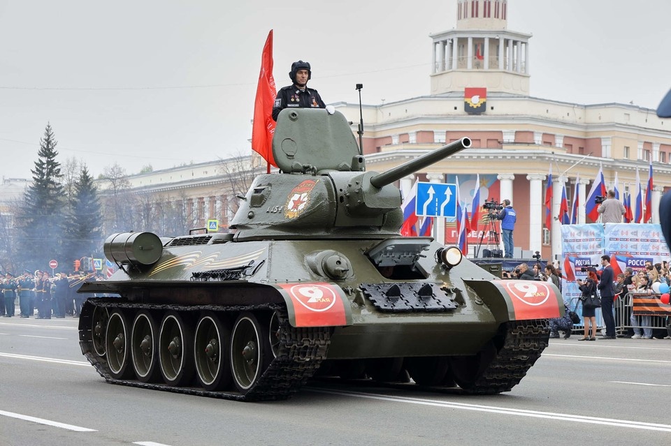    Парад открыл легендарный танк Т-34. Дмитрий ВЕРФЕЛЬ