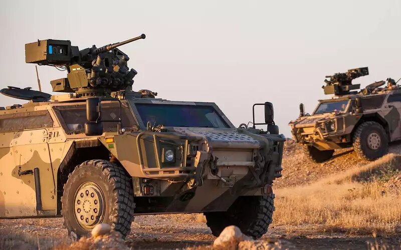 Разведывательный автомобиль Fennek. Ставка – на автономность и запас хода. На борту есть даже пила, топоры, лопата, болторез, цепи противоскольжения и три канистры с водой.📷
