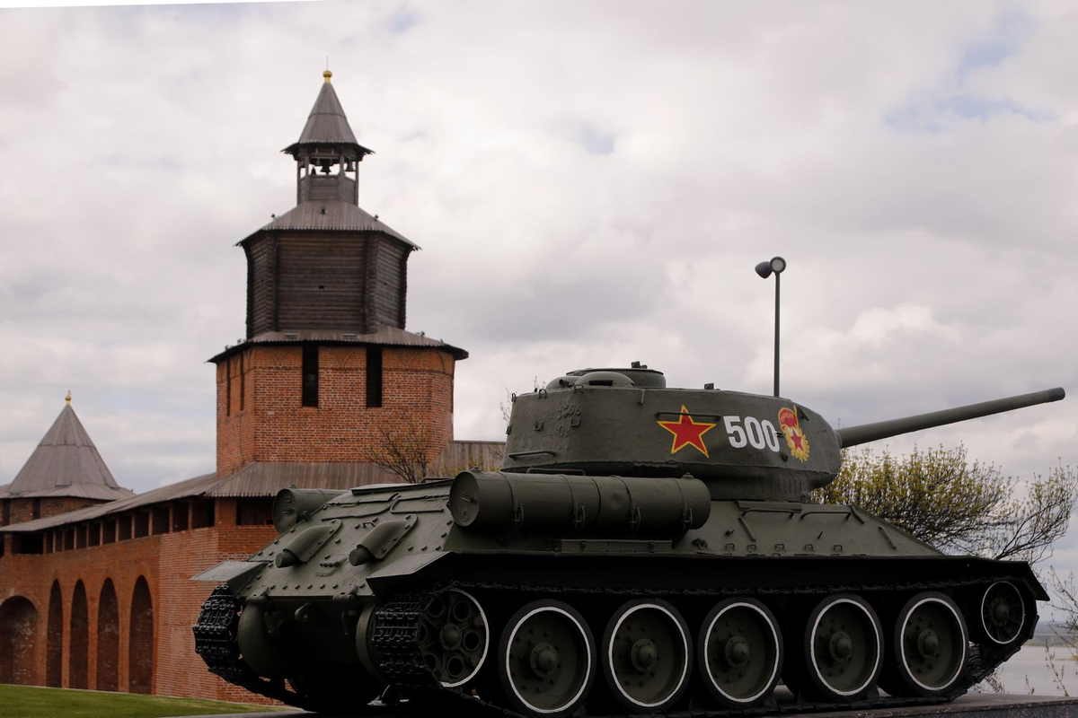 Танк Т-34-85 в Нижегородском кремле