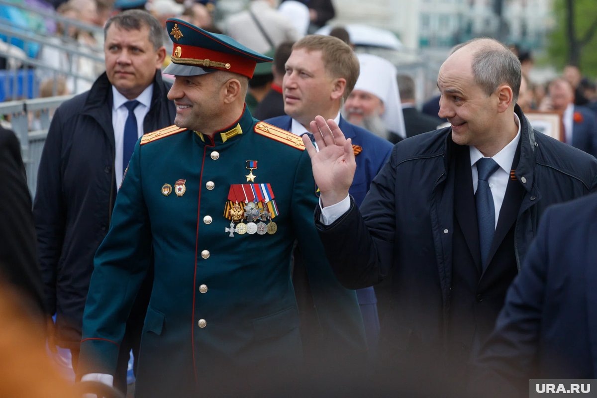     Артем Жога и Денис Паслер открыли парад в Екатеринбурге